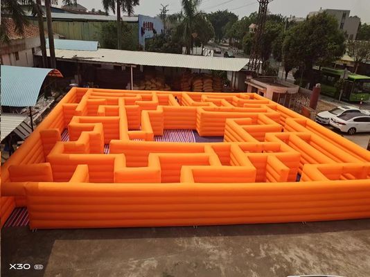 ऑरेंज 100SQM आउटडोर पार्क खेल का मैदान किराए पर लेने के लिए inflatable भूलभुलैया
