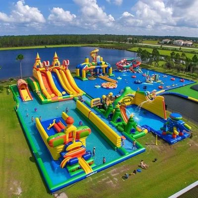 बड़े स्लाइड और तैरते खिलौनों के साथ भूमि inflatable पानी पार्क
