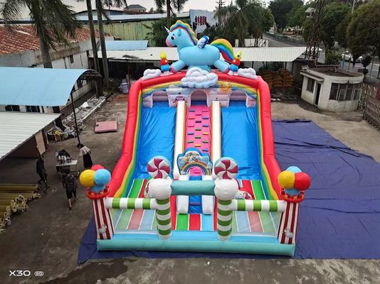 इंद्रधनुष घोड़ा दो समानांतर नहरें कैंडी के आकार के स्तंभों के साथ inflatable स्लाइड
