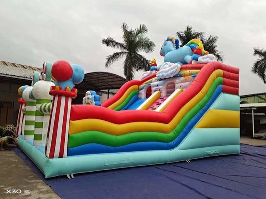इंद्रधनुष घोड़ा दो समानांतर नहरें कैंडी के आकार के स्तंभों के साथ inflatable स्लाइड