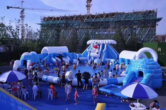 बर्फ की दुनिया आउटडोर inflatable वाटर पार्क बड़े गोल पूल के साथ अनुकूलित