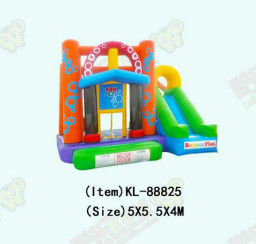 रंग-बिरंगे गोल-गोल पैटर्न के साथ वयस्क inflatable महल